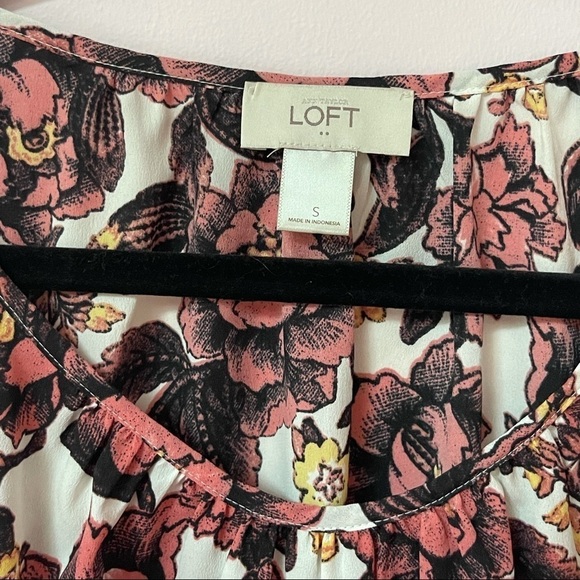 ❤️ 🆕 LOFT Floral Blouse with layers NWOT - Picture 4 of 5